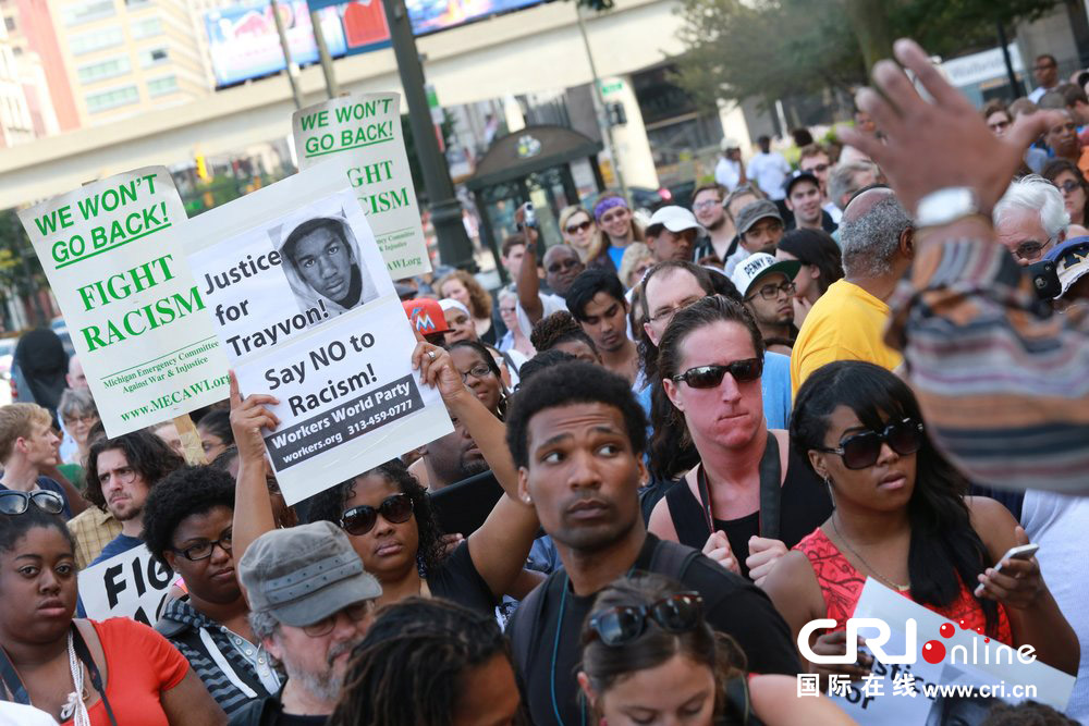 美国多地民众示威抗议协警枪杀黑人被判无罪