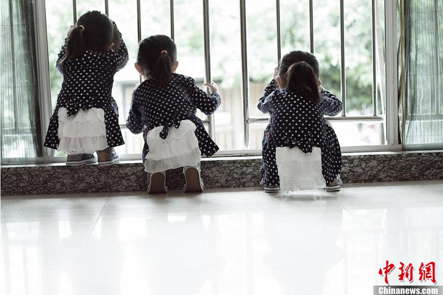 癌症母亲与她的三胞胎女儿组图