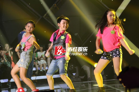 羽凡班芊芊,周张弛,周春儿组合动感摇滚《永远不回头》