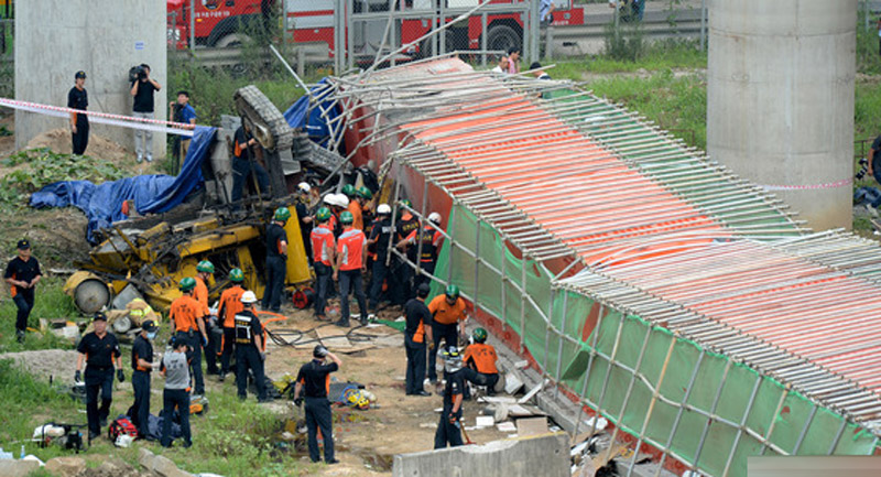 韩国首尔汉江傍花大桥坍塌 2名中国工人遇难(组图)