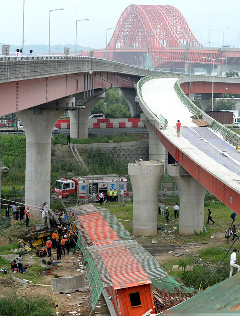 韩国首尔汉江傍花大桥坍塌 2名中国工人遇难(组图)