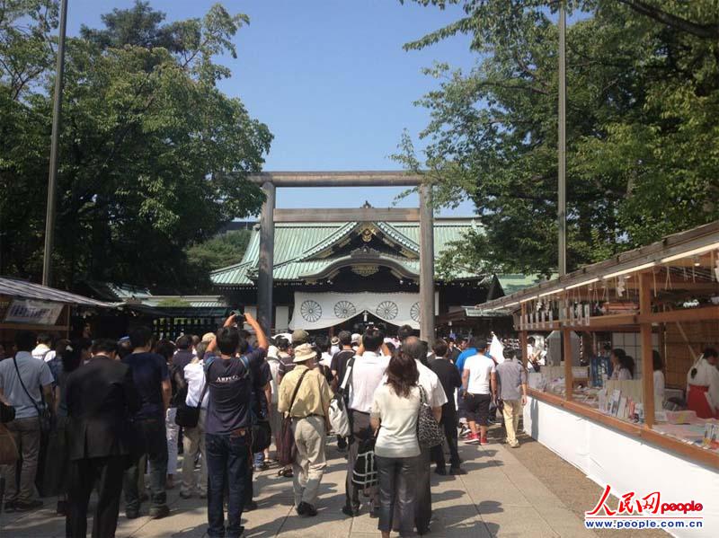 日本政客參拜靖國神社大批民眾聚集組圖