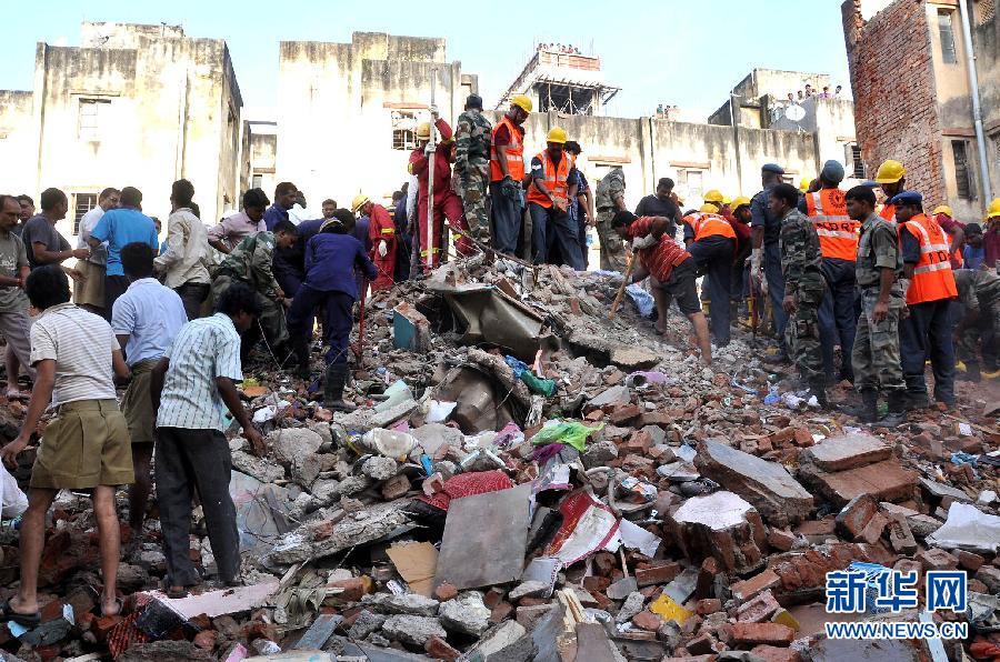 印度两座居民楼倒塌6人死亡 至少35人被埋