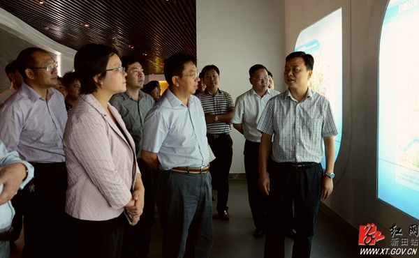 考察团在规划展示馆听取胡湘之(右一)介绍情况