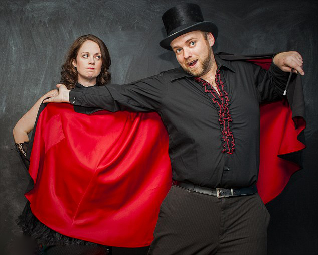 加夫妇搞怪变魔术演绎婴儿孕育过程