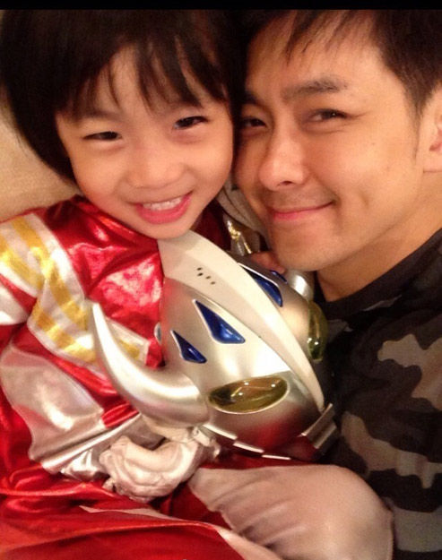 林志颖晒儿子萌照 kimi扮奥特曼弹吉他(组图)