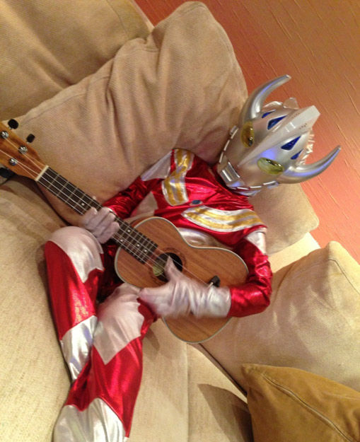 林志颖晒儿子萌照 kimi扮奥特曼弹吉他(组图)