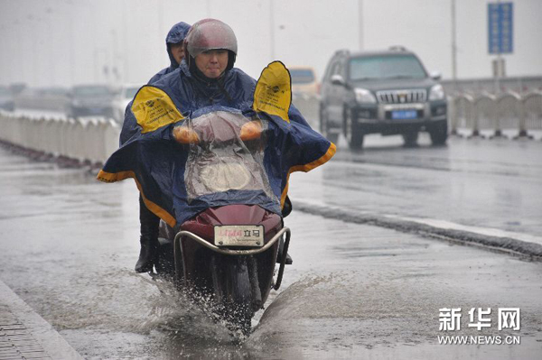 长沙降温降雨 市民风雨中出行(图)