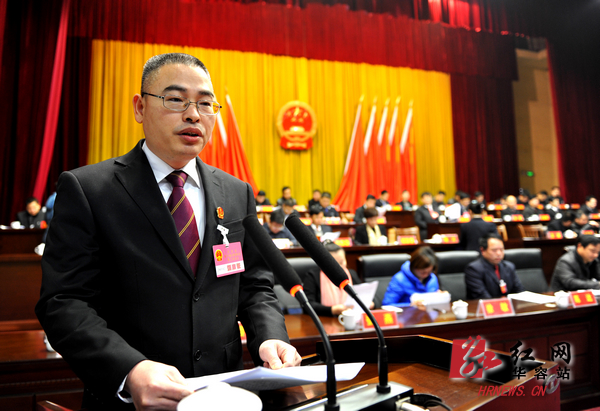 华容县人民法院院长郑军向大会作华容县人民法院工作报告