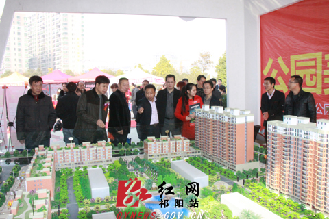 县领导参观展厅据了解,本次房交会为期3天,吸引了包括金沙湾,浯溪御园