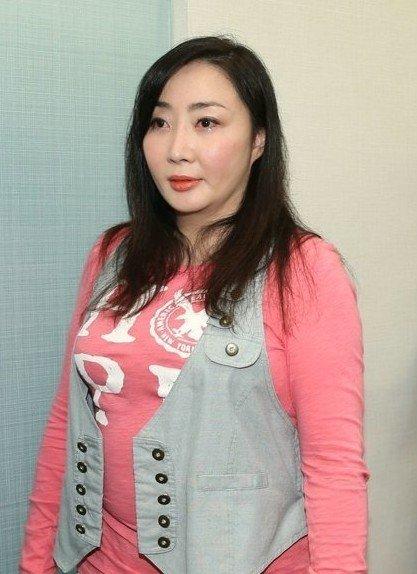 萧敬腾遭泼粪案新进展:被告女粉丝法院反诉