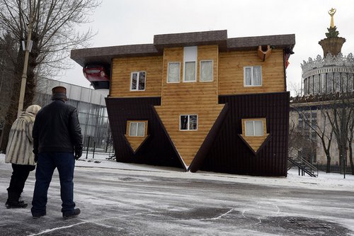 俄"颠倒屋"家具倒挂天花板 游客争相参观(图)