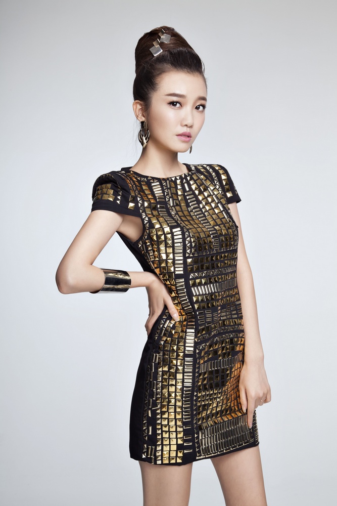 极品女士点击破2亿于莎莎土豪金写真霸气迎新春