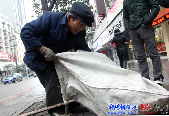 邵阳市救助站冰雪天气上街救助 感动市民