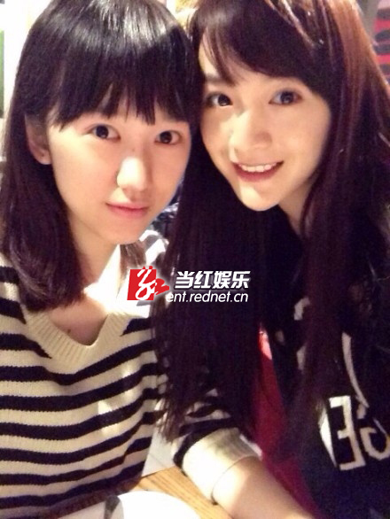 李依伊与同学自拍