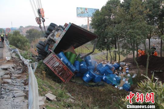 浙江高速一危化品车翻车泄漏 施救人员头晕恶心