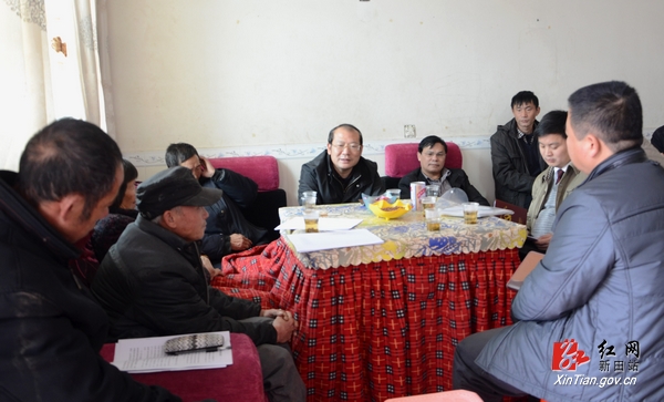 新田县:王小波深入龙泉镇社区居民和农户家走访调研