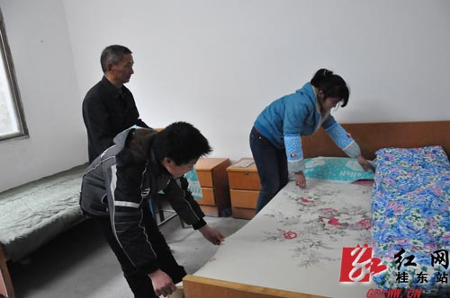 桂东:养女辍学照顾盲父 各界帮忙老少开颜