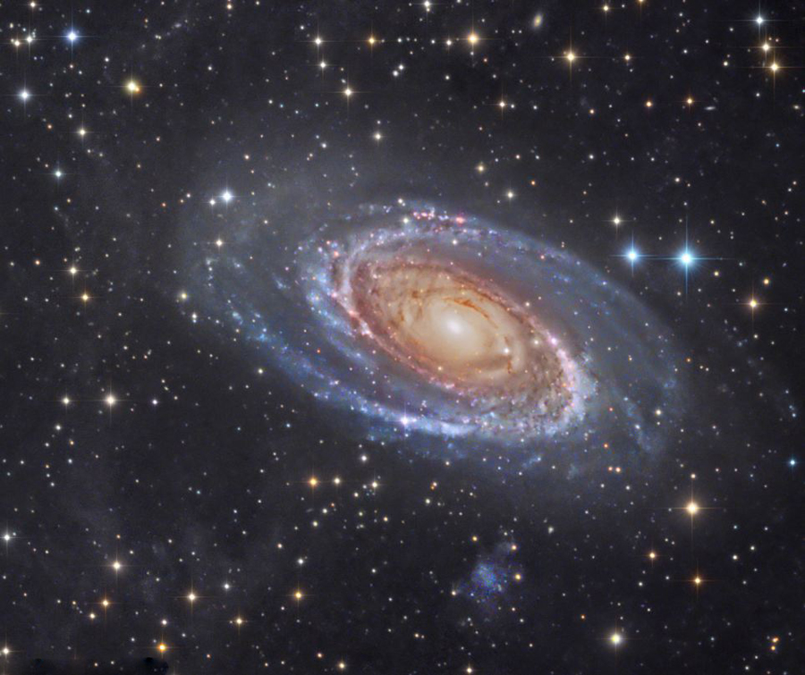 美男子自制仪器后花园拍宇宙星云