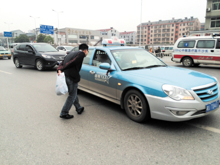 出租车新规实施3天 长沙部分的士仍问目的地挑客