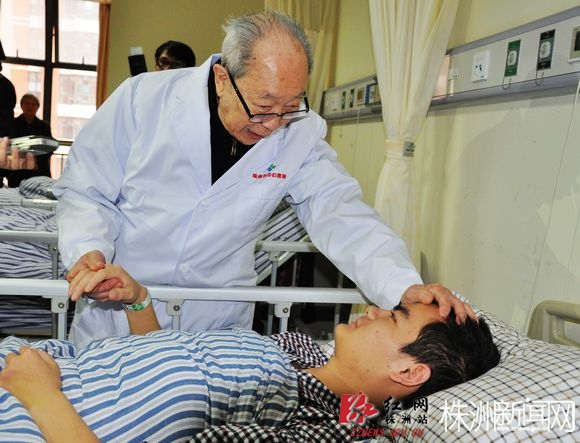 上海市卫计委主任沈晓初,湖南省卫生厅厅长张健出席签约仪式