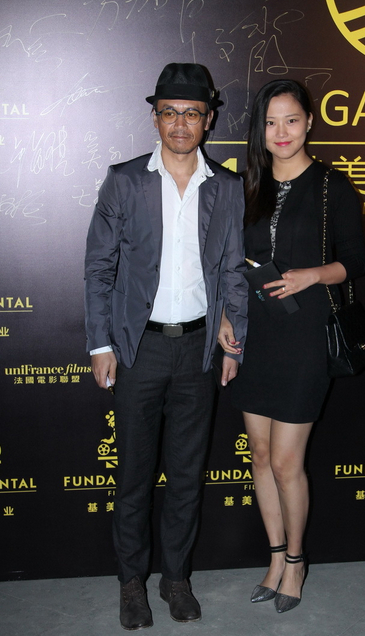 王学兵牵手第三任妻子现身