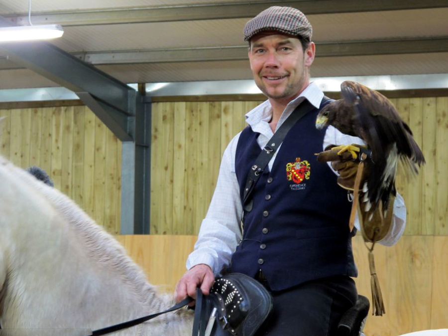 英国驯鹰师乔纳森·马歇尔(jonathan marshall)与他的宠物鹰一起翱翔