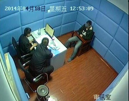 一名男子在上海地铁车站内偷拍女乘客裙底,被发现后当场被抓获