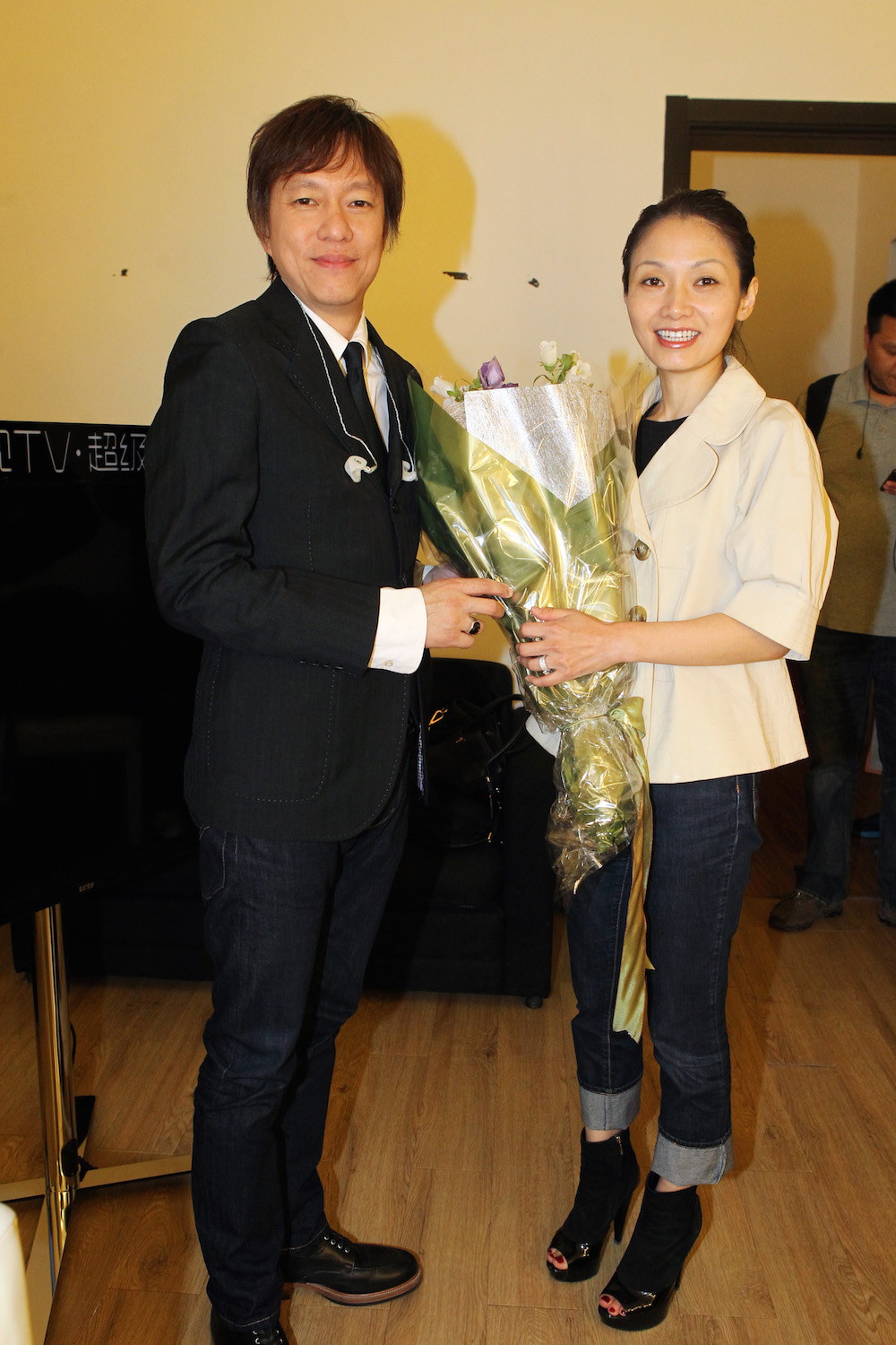 梁翘柏举办个人音乐会 华纳高层送鲜花力挺