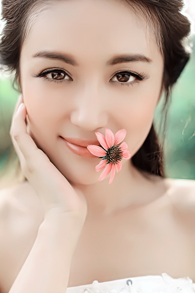 女星李艳冰时尚大片出炉 秀香肩性感不失唯美