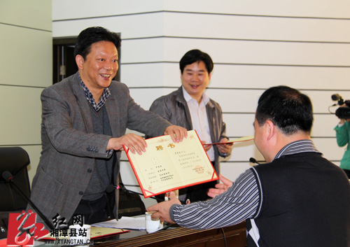 县委常委,副县长刘铁强为湘潭县第八批科技特派员颁发证书.