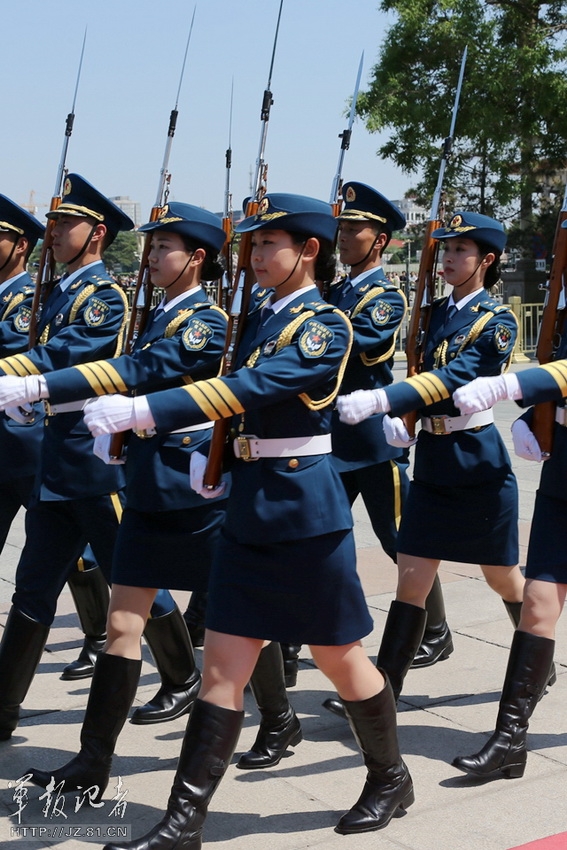 解放军历史上首批仪仗女兵亮相