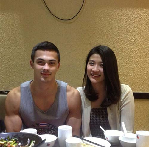 韦紫瑞与女友韦紫瑞与女友5月27日,知名博主"南唐遗少"在博客曝光了