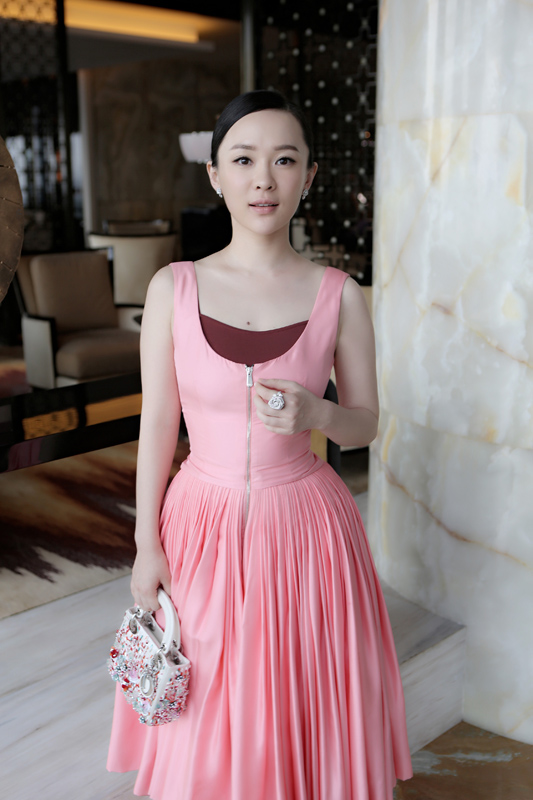 霍思燕桃粉廓裙精致得体 电眼回眸起舞似仙子