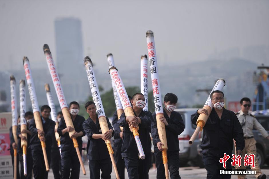 市民扛"巨型香烟"呼吁创建无烟社会