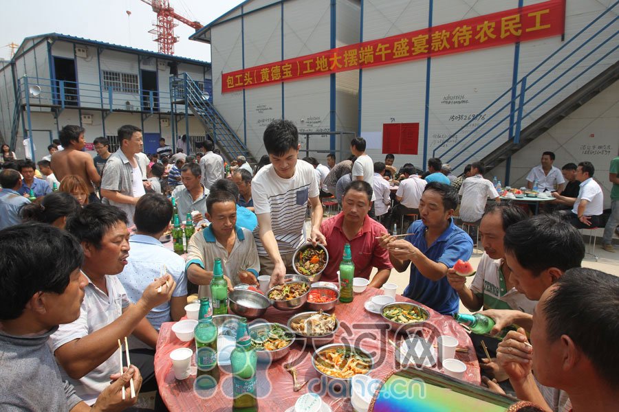 大河网讯(记者 郭俊华)6月2日上午11时,郑州北郊天伦开元三期工地生活