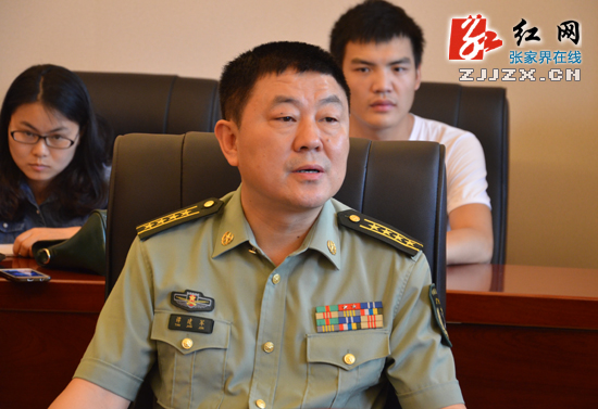 张家界军分区爱心资助温暖贫困大学生