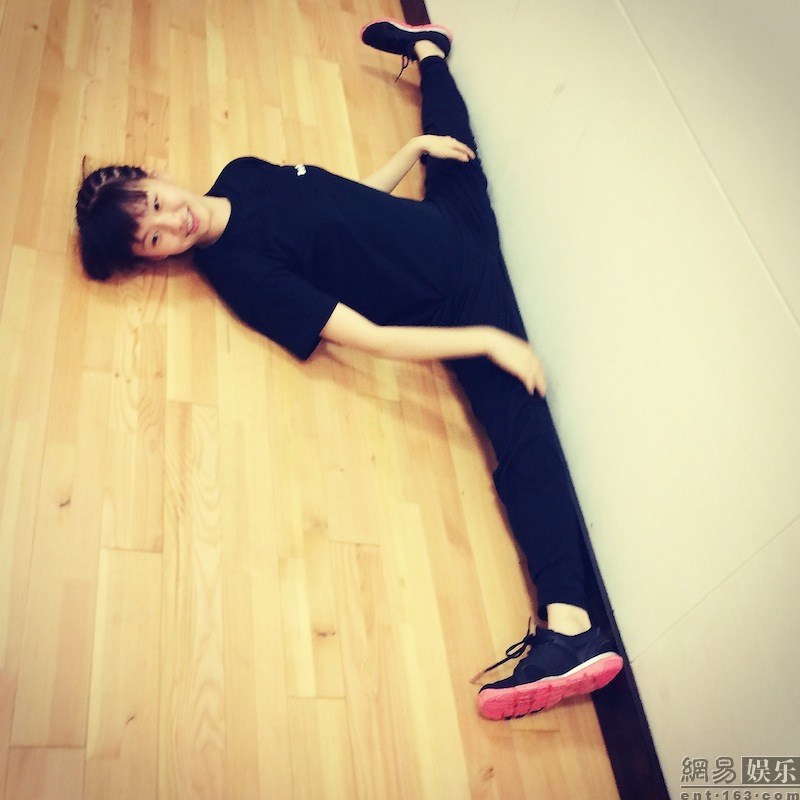 小彩旗参加《山楂树之恋》彩排 秀"一字马"(图)