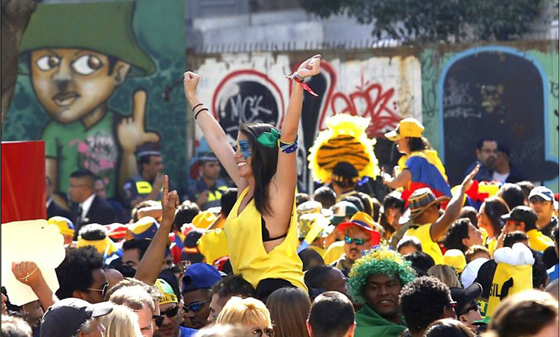 里约热内卢沙滩球迷狂欢 激情席卷桑巴王国(高清组图)
