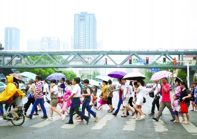 长沙市蔡锷路与营盘路交会处,年内将再添一座天桥,让市民过马路人车