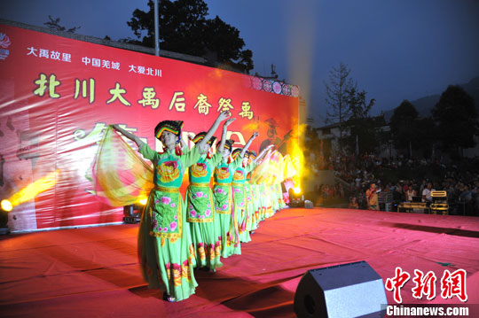 图为羌族姑娘身着民族服饰表演节目.中新社发 杨勇 摄