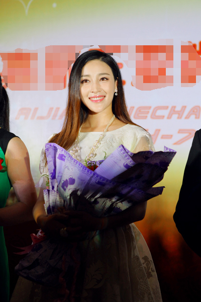 甘婷婷出席品牌活动 现场遭粉丝围堵(图)