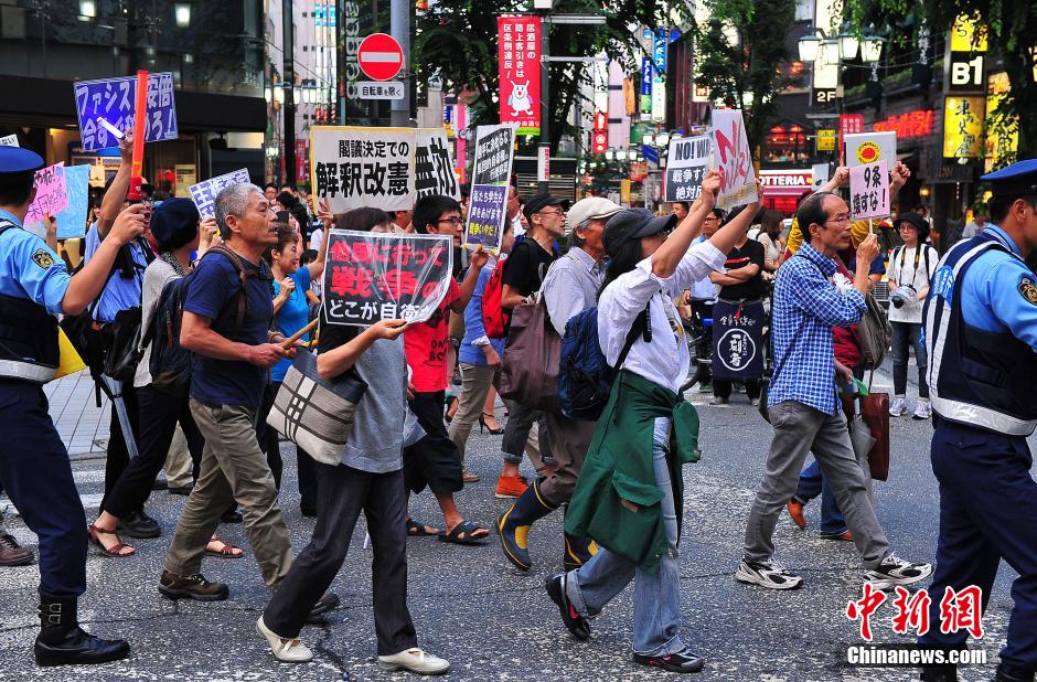 日本民众游行抗议解禁集体自卫权组图