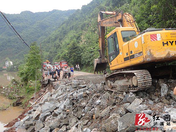 319国道湘西泸溪塌方路段紧急抢通 湖南频道