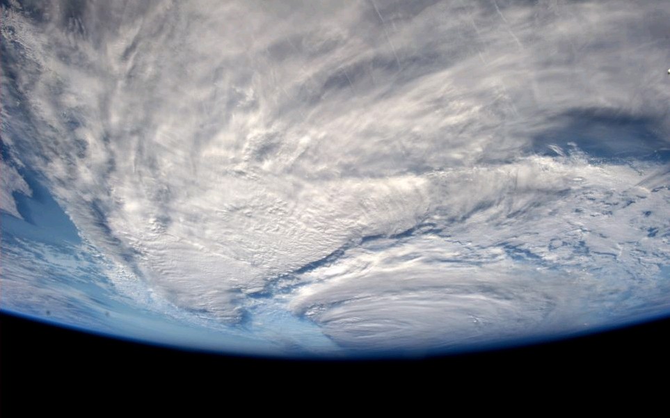 强台风登陆日本致人员伤亡 宇航员拍到震撼台风眼