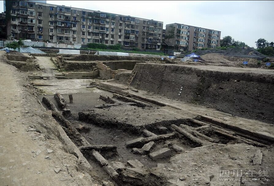 成都"蜀王府"遗址发掘出大型沉木群