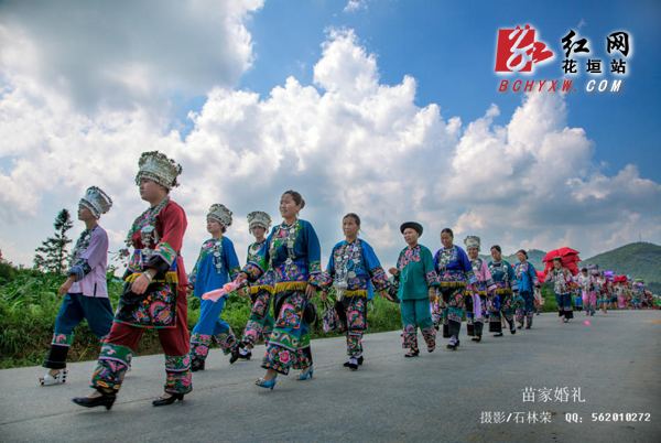 女方送亲的正客们,队伍也是相当壮观.  石林荣 摄