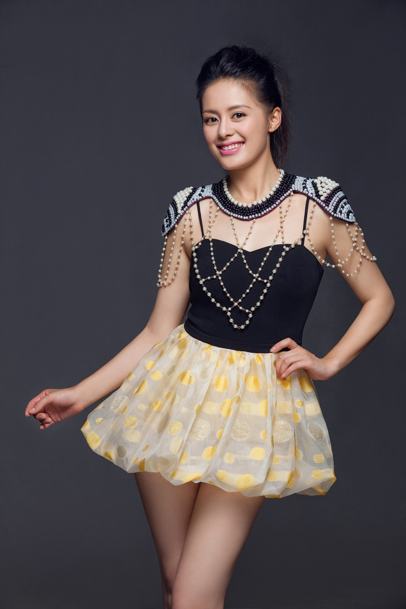 王力可甜美大片拍摄 时尚造型彰显独特(图)