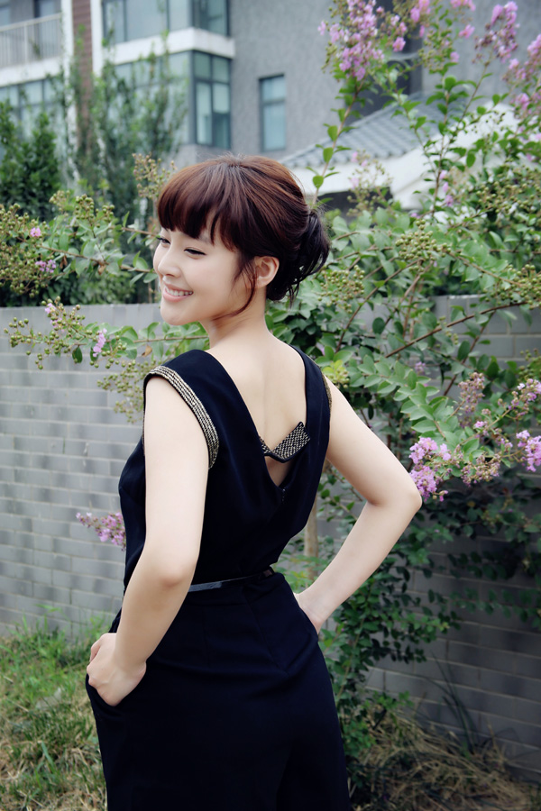 张佳宁夏日时尚街拍 黑色连体短裤秀修长美腿