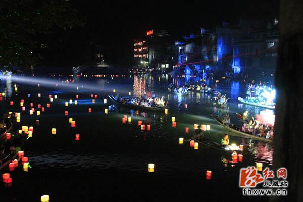 凤凰:万盏河灯演绎浪漫"七夕"夜